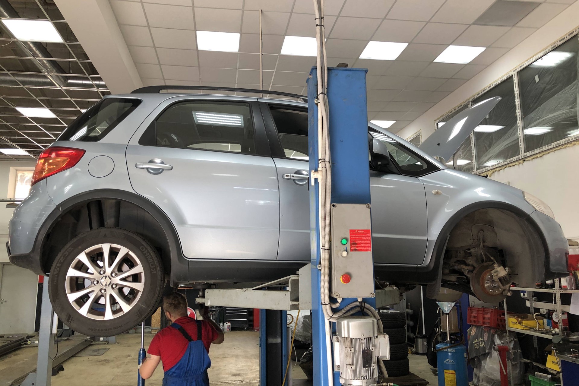 Сузуки в автосервисе на подъемнике