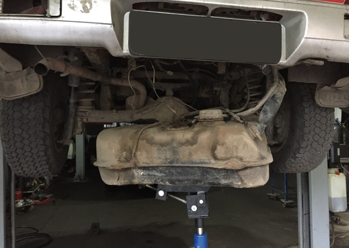 Демонтаж бака для замены бензонасоса Сузуки