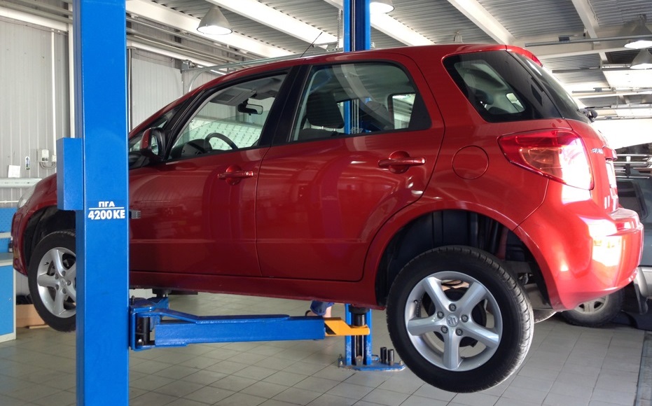 Сузуки в процессе замены пружин