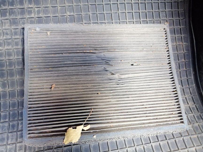 Отработавший салонный фильтр Сузуки