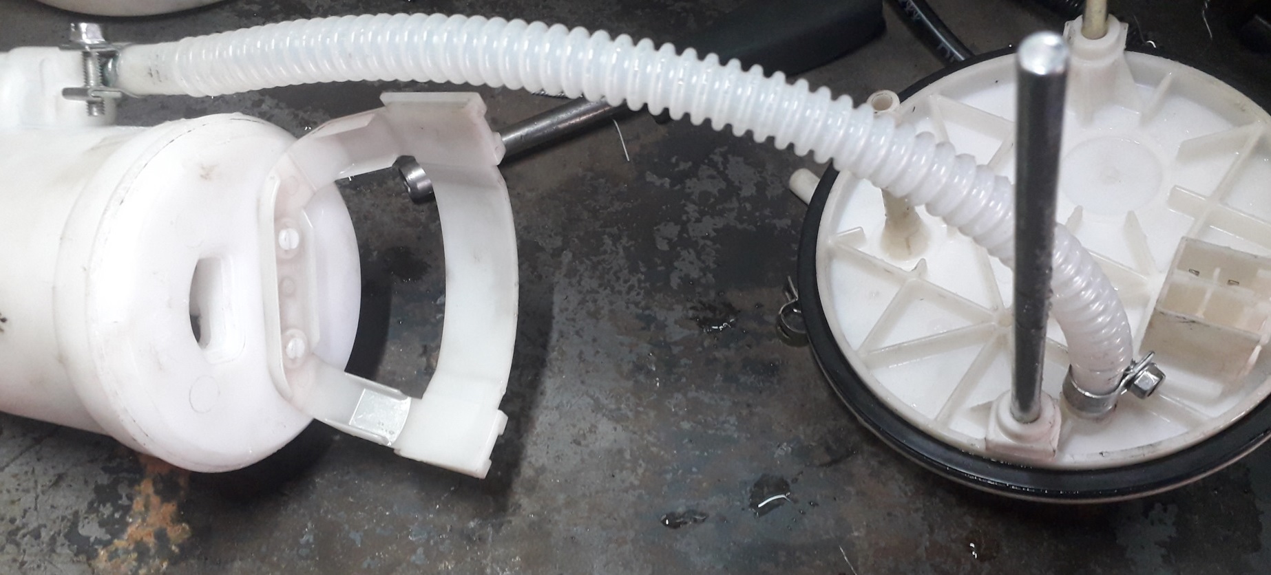 Топливный фильтр Сузуки в модуле насоса