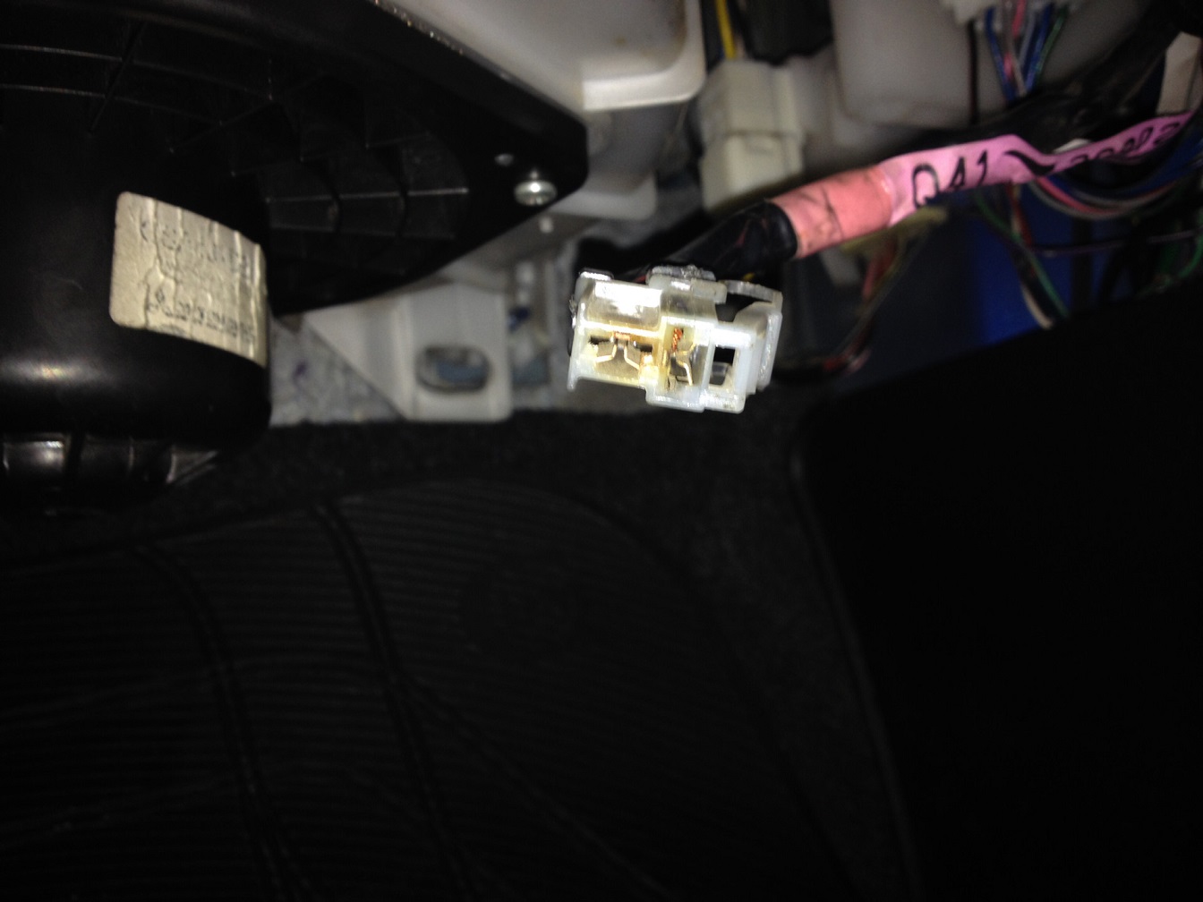 Разборка бардачка для доступа к вентилятору отопителя