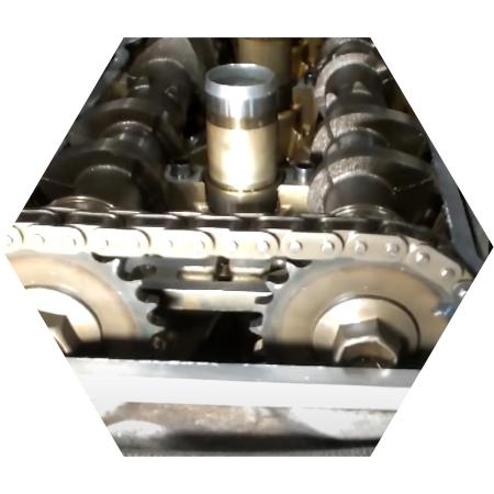 Двигатель Сузуки со снятой клапанной крышкой